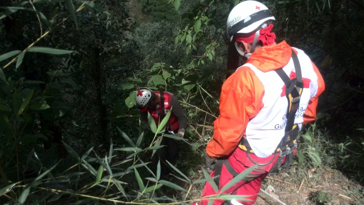 Durante 12 días, un equipo de rescate buscó el cuerpo de Estuardo Pérez en un barranco al final de la colonia El Granizo 2, zona 7 (Foto Prensa Libre: Erick Ávila)