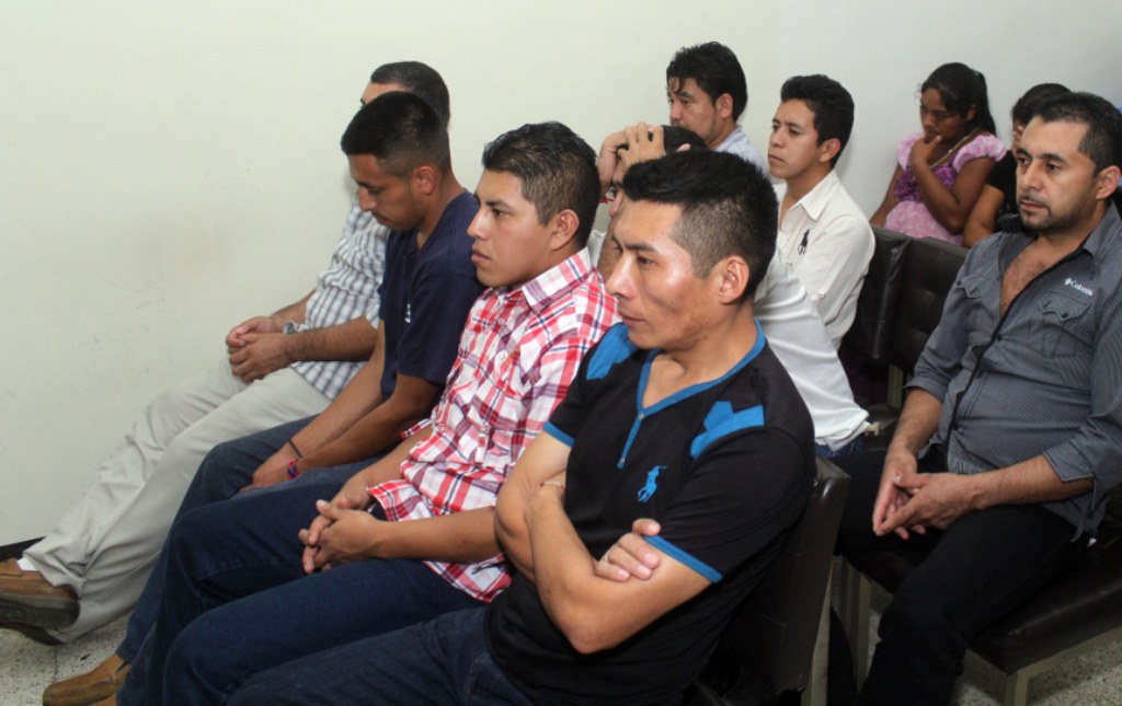 Los ocho condenados por varios delitos en Jalapa. (Foto Prensa Libre: Hugo Oliva)