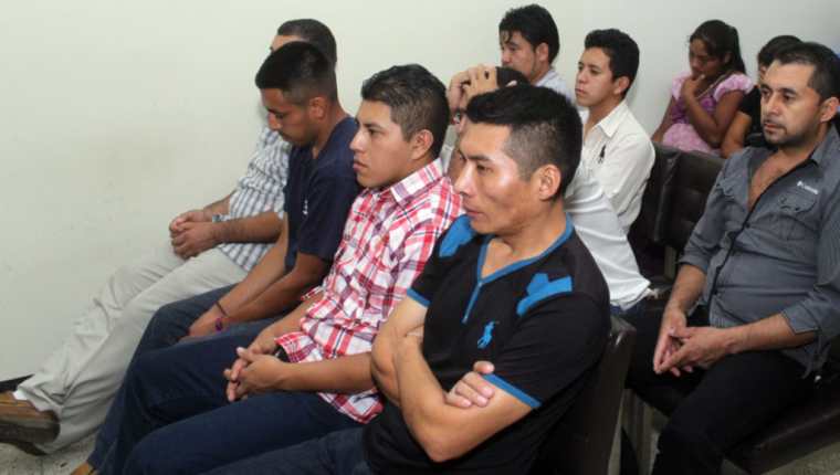 Los ocho condenados por varios delitos en Jalapa. (Foto Prensa Libre: Hugo Oliva)