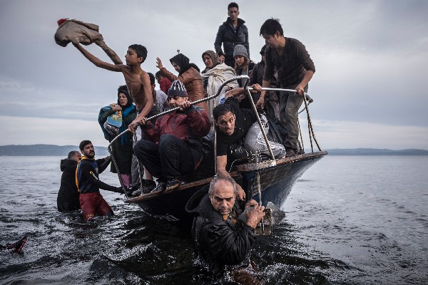 Refugiados llegan cerca del pueblo de Skala, en la isla griega de Lesbos.(AP).