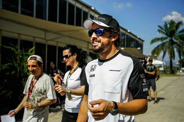 Fernando Alonso camina por el circuito de Sepang en Malasia este jueves. (Foto Prensa Libre: EFE).