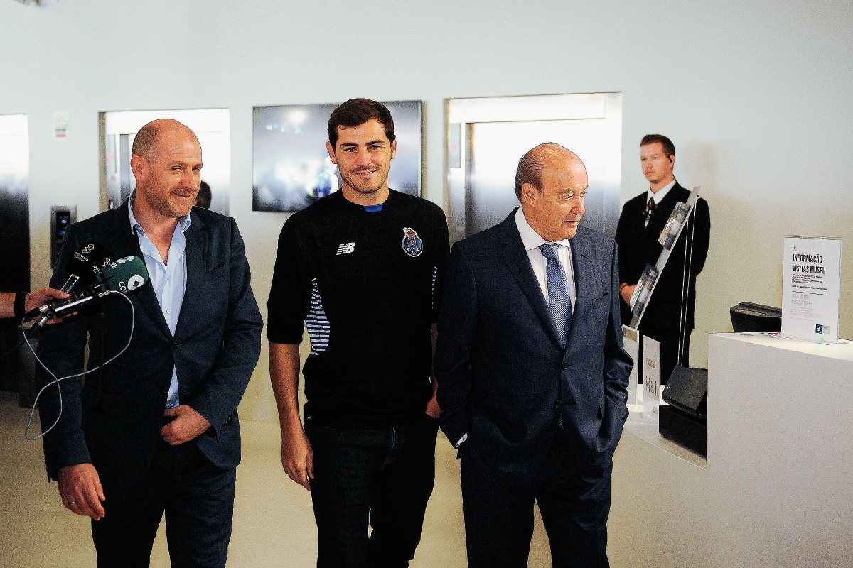 ker Casillas, en su visita al Museo del Porto junto al presidente del club Jorge Pinto da Costa. (Foto Prensa Libre: AP)