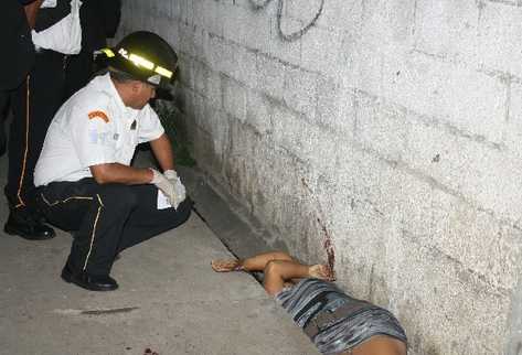 Socorristas localizan  el cuerpo de una mujer en una cuneta de la zona 18. (Foto Prensa Libre: Bomberos Voluntarios)
