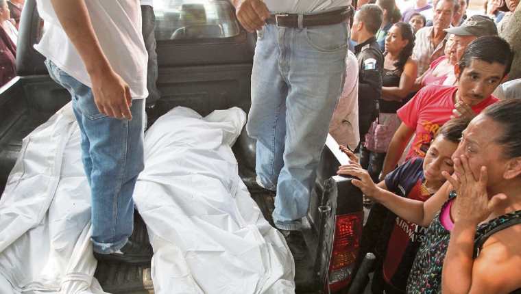 PERSONAL DEL Ministerio Público traslada los cuerpos de los periodistas Danilo López y Federico Salazar a la morgue de Mazatenango, ante escenas de llanto y dolor de familiares y amigos congregados en el lugar del ataque.