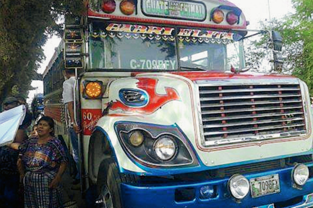 El bus fue asaltado en la ruta que de San Martín Jilotepeque conduce a la cabecera de Chimaltenango. (Foto Prensa Libre: Abdiel CG)