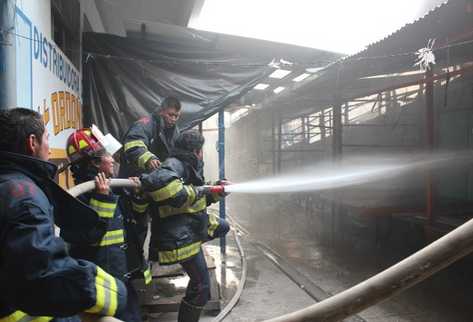 Bomberos sofocan el siniestro en el metamercado de Coatepeque. (Foto Prensa Libre: Alex Coyoy)