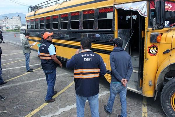 Personal de la DGT durante los operativos en Quetzaltenango. (Foto Prensa Libre: Carlos Ventura)
