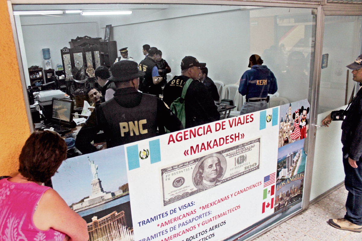 Agentes de la Policía Nacional Civil y fiscales del MP allanan negocio en Quetzaltenango, en búsqueda de pasaportes falsos. (Foto Prensa Libre: Carlos Ventura)