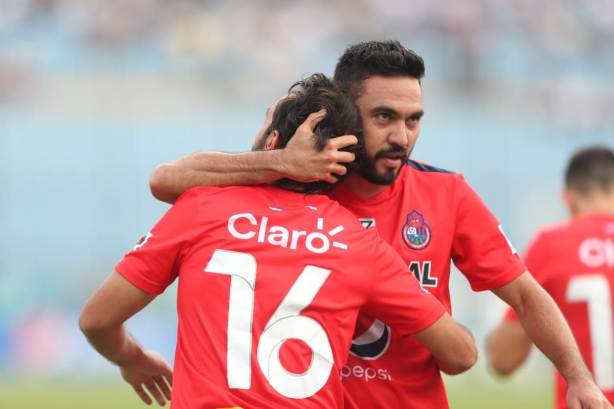 Carlos Kamiani Félix felicita a Gastón Puerari después de su anotación. (Francisco Sánchez)