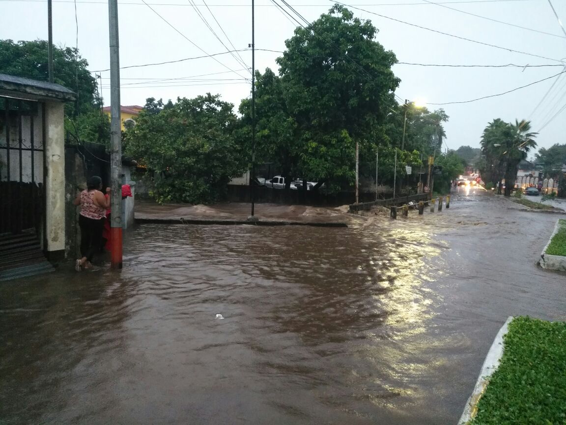 La fuerte lluvia ocasionó que dos ríos se desbordaran en Retalhuleu. (Foto Prensa Libre: Rolando Miranda)