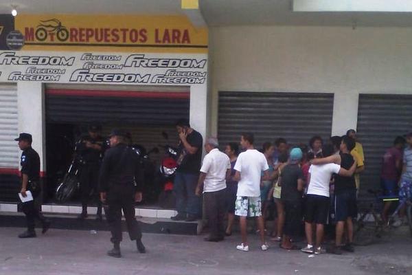 El guardia de seguridad fue baleado en el interior de una venta de motocicletas. (Foto Prensa Libre: Carlos Paredes).