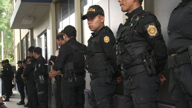 Hay una fuerte presencia policial en las zonas que recorren los migrantes.