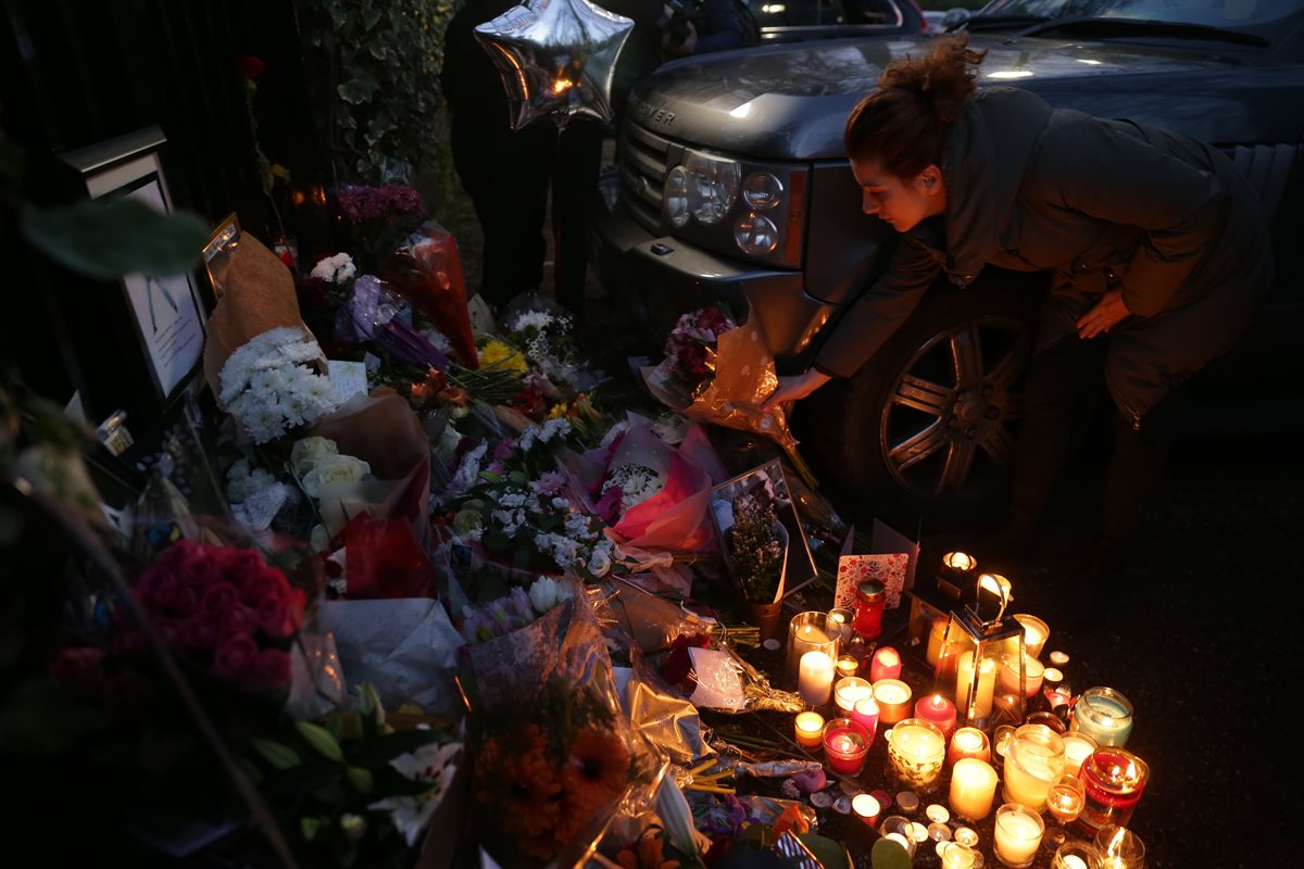 Fanáticos entregan homenajes florales en memoria del cantante George Michael. (Foto Prensa Libre: AFP)