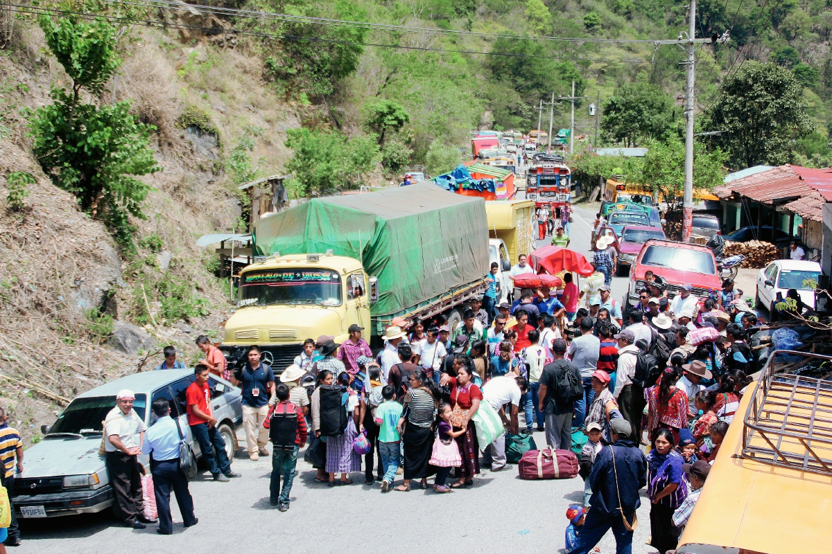 Manifestantes impiden el paso de vehículos en el kilómetro 300 de la ruta Interamericana,  en  San Pedro Necta, Huehuetenango. (Foto Prensa Libre: Mike Castillo)