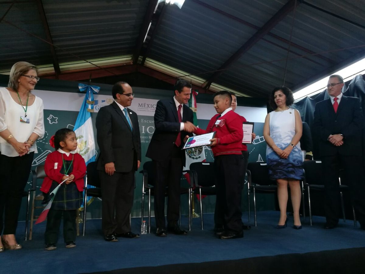 Durante la visita de Estado de Peña Nieto, se entregó reconocimientos a algunos estudiantes del lugar.