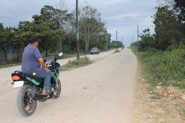 El alcalde Luis Pérez muestra el camino  en el que invirtió Q800 mil, y que, según indicó, estaba valorado en Q6 millones. (Foto Prensa Libre: Walfredo Obando)