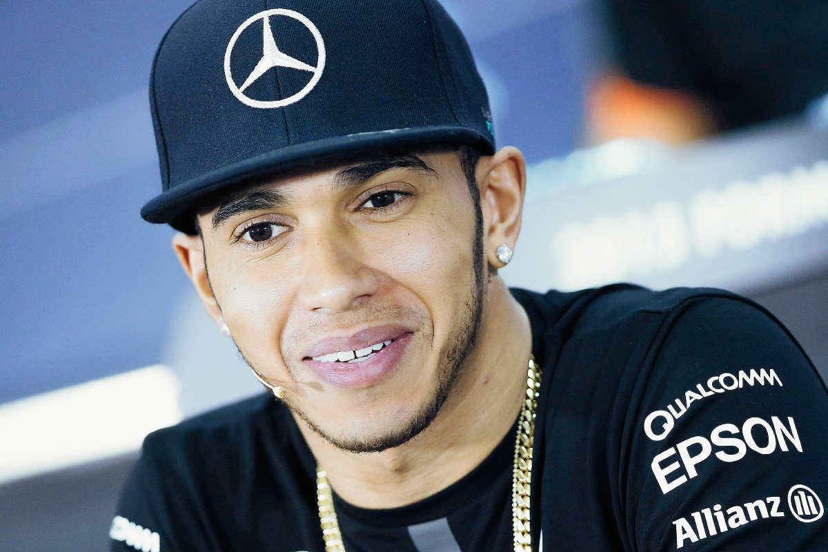 Lewis Hamilton, de la escudería Mercedes, durante una rueda de prensa celebrada en el circuito de Sakhir, cerca de Manama, Baréin. (Foto Prensa Libre: EFE).