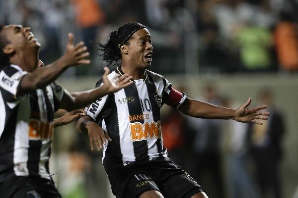 Ronaldinho Gaúcho renovó por un año más con el equipo Atlético Mineiro, al que llegó en el 2012. (Foto Prensa Libre: AP)