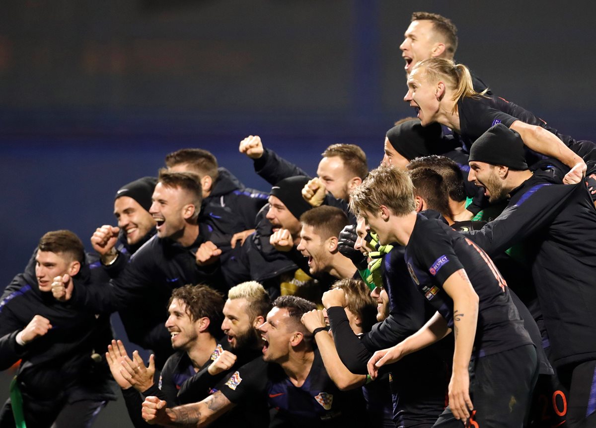 Los jugadores de la selección nacional de Croacia celebra la victoria contra España. (Foto Prensa Libre: EFE)