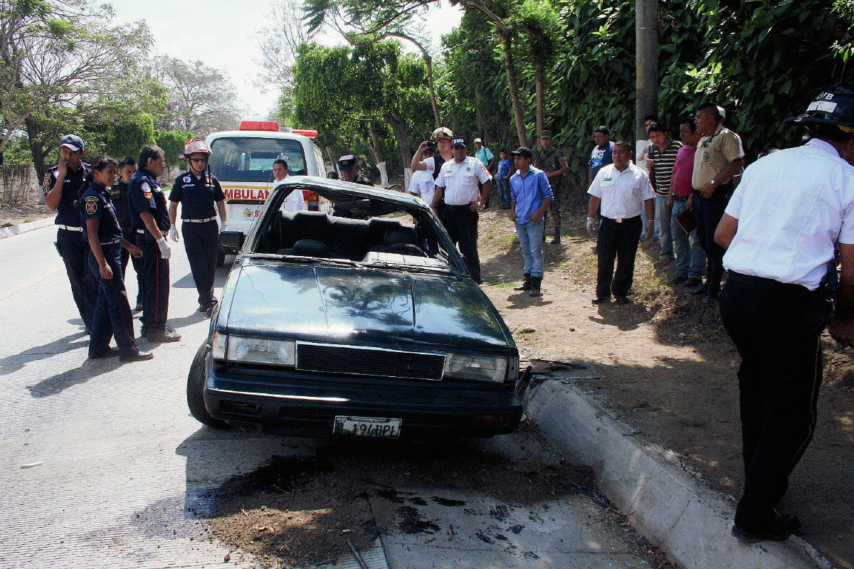 El agente de la PNC que manejaba el automotor perdió el control y volcó en la ruta que de Ciudad Vieja conduce a Antigua Guatemala. (Foto Prensa Libre: Renato Melgar)