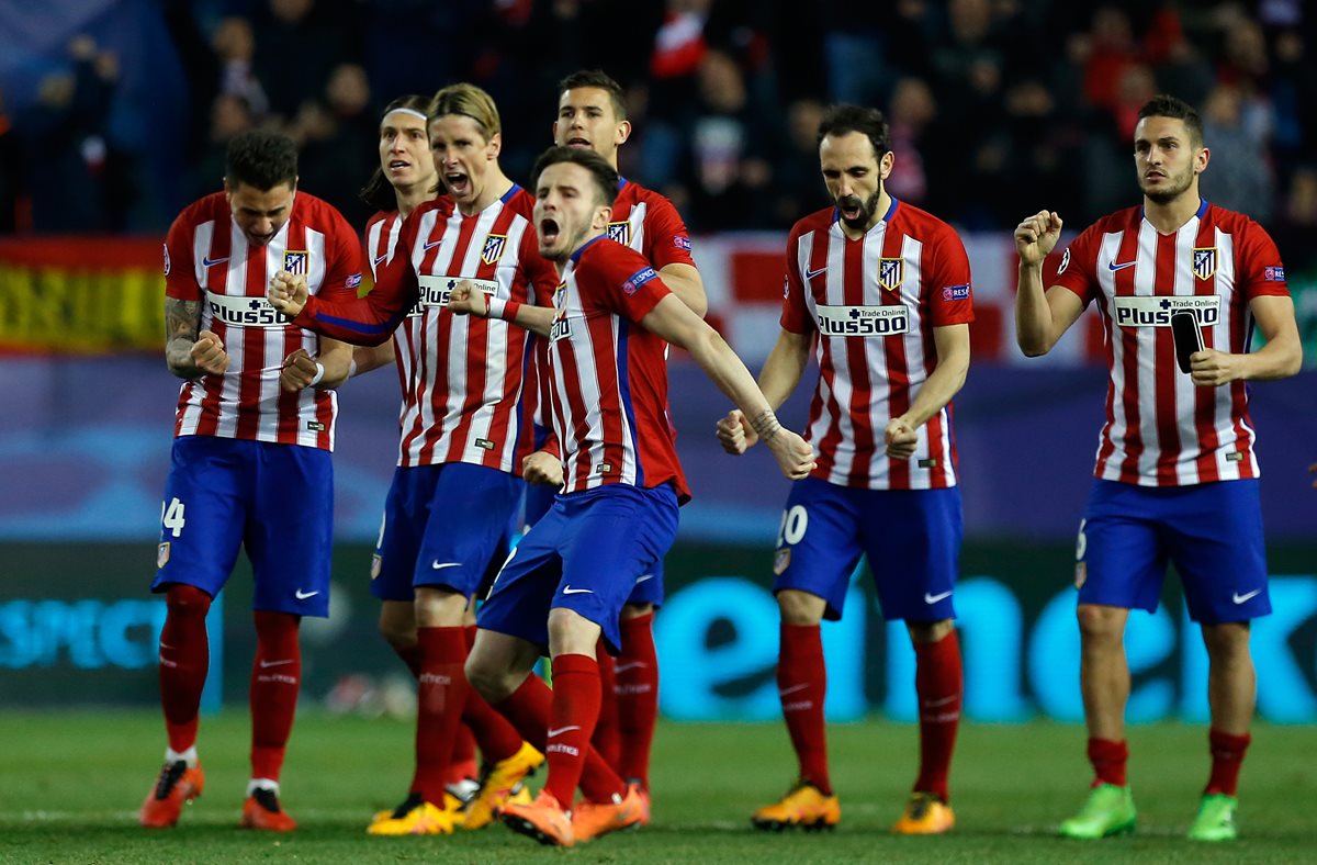 Los jugadores del Atlético de Madrid reaccionan con emoción luego de Luciano Narsingh fallara su penalti. (Foto Prensa Libre: AFP)