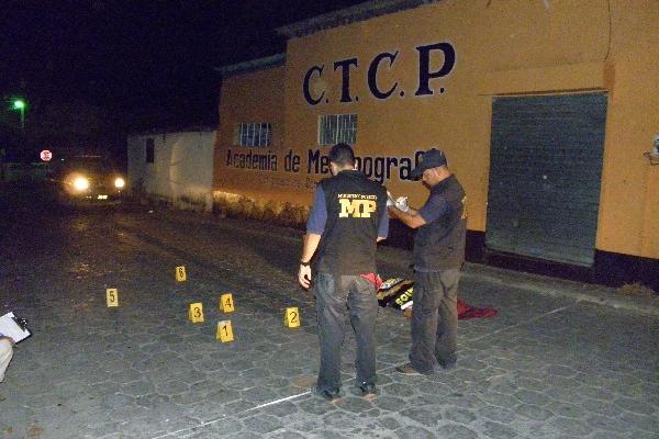 Peritos  del Ministerio Público buscan evidencias en escena del crimen,     en Zacapa.