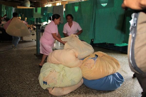 Personal del Hospital Regional de Huehuetenango empaca la ropa que  será llevada a otro nosocomio para ser lavada, debido a la falta de búnker.
