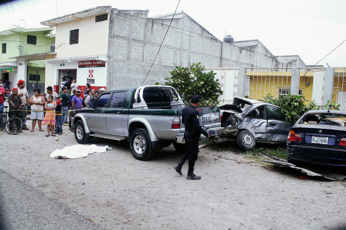 Agentes de la PNC resguardan la escena donde murió Isabel Jerónimo, en la cabecera de Jalapa. (Foto Prensa Libre: Hugo Oliva)