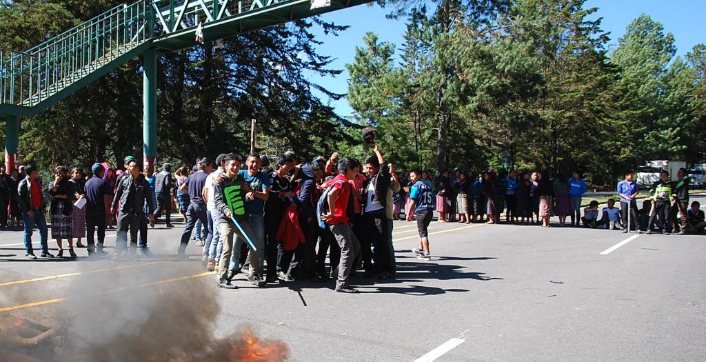 Estudiantes de la ENRO impiden el paso de vehículos en el km 144.5 de la ruta Interamericana, en Santa Lucía Utatlán, Sololá. (Foto Prensa Libre: Édgar Sáenz)