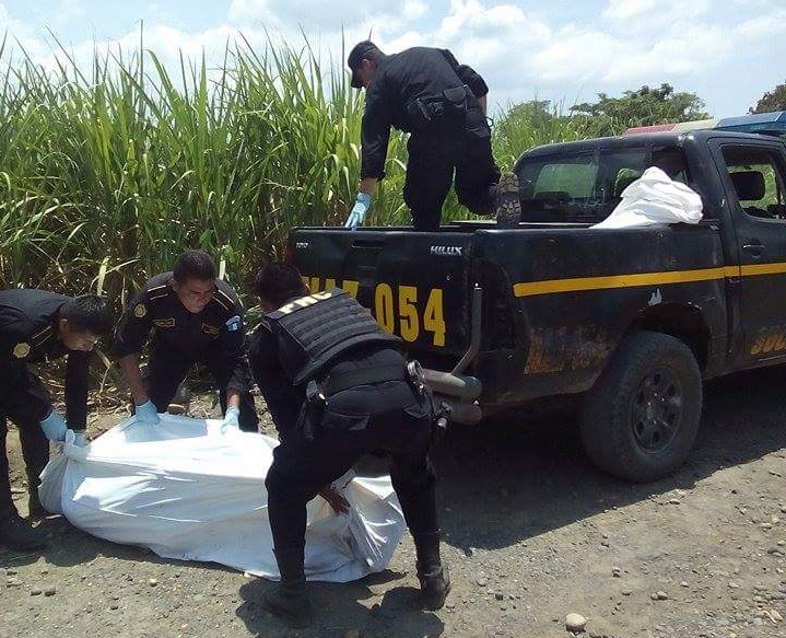 PNC traslada los cadáveres al Inacif. (Foto Prensa Libre: Melvin Popá)