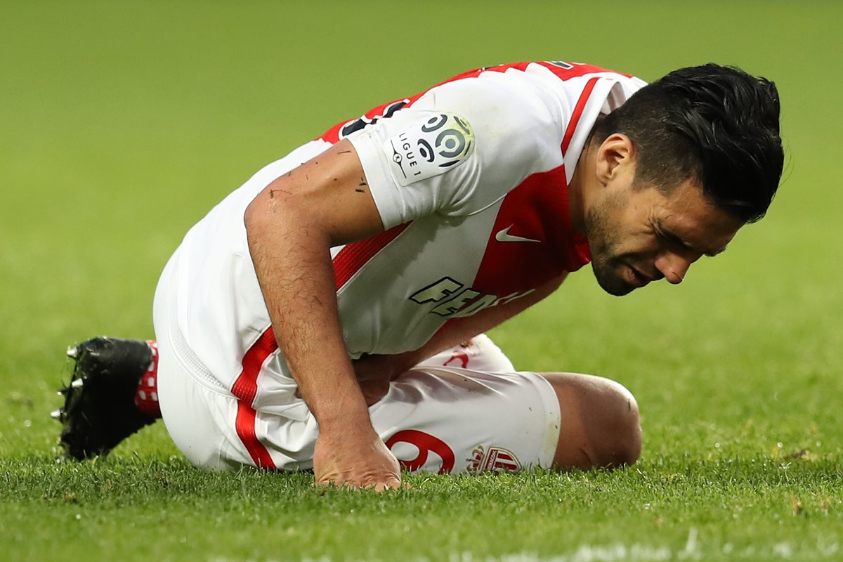 Radamel Falcao sufrió un golpe pero no fue nada grave. (Foto Prensa Libre: AFP)