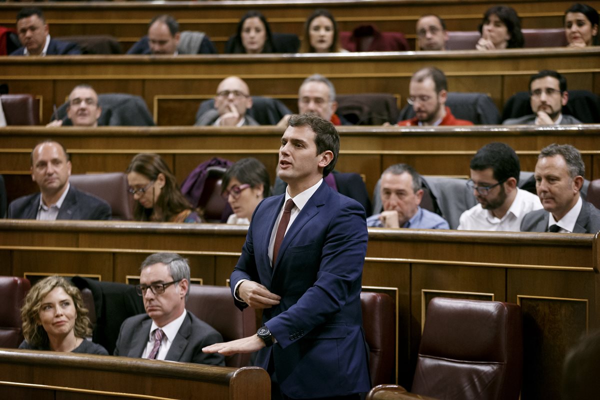 El líder del partido Ciudadanos, Albert Rivera, habla en el Parlamento español en Madrid. (Foto Prensa Libre: AP).
