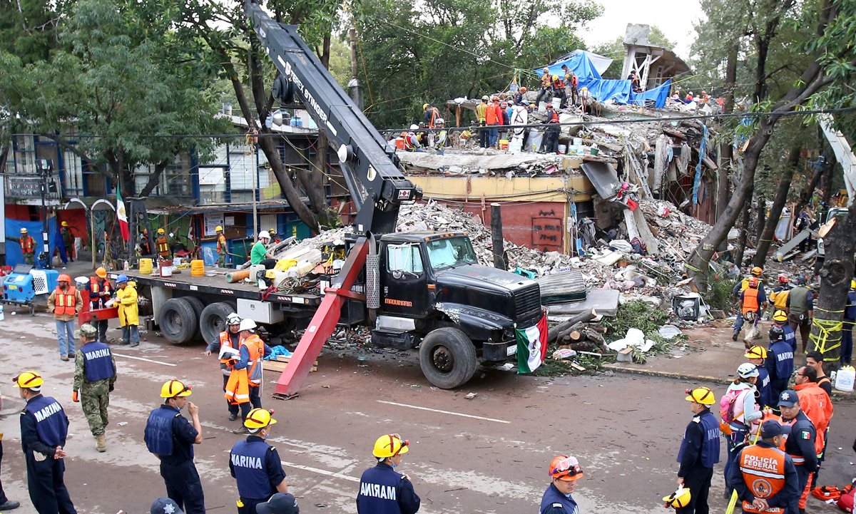 Brigadistas continúan las labores de búsqueda de sobrevivientes entre los escombros de un edificio que colapso en la colonia Taxqueña. (Foto Prensa Libre:EFE).