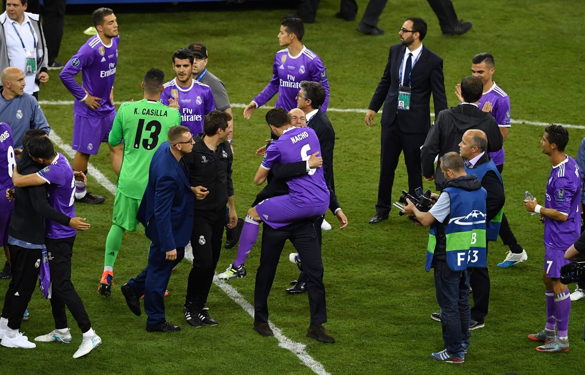 Zinedine Zidane festeja con Nacho luego de conquistar su duodécima Copa de Europa. (Foto Prensa Libre: AFP)
