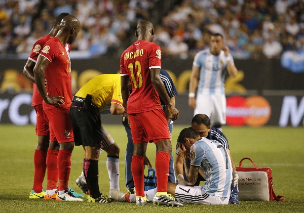 Ángel Di María debió salir por una molestia en el juego contra Panamá. (Foto Prensa Libre: AP)
