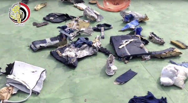 Algunas pertenencias personales y otros restos de EgyptAir. (Foto Prensa Libre: AP)