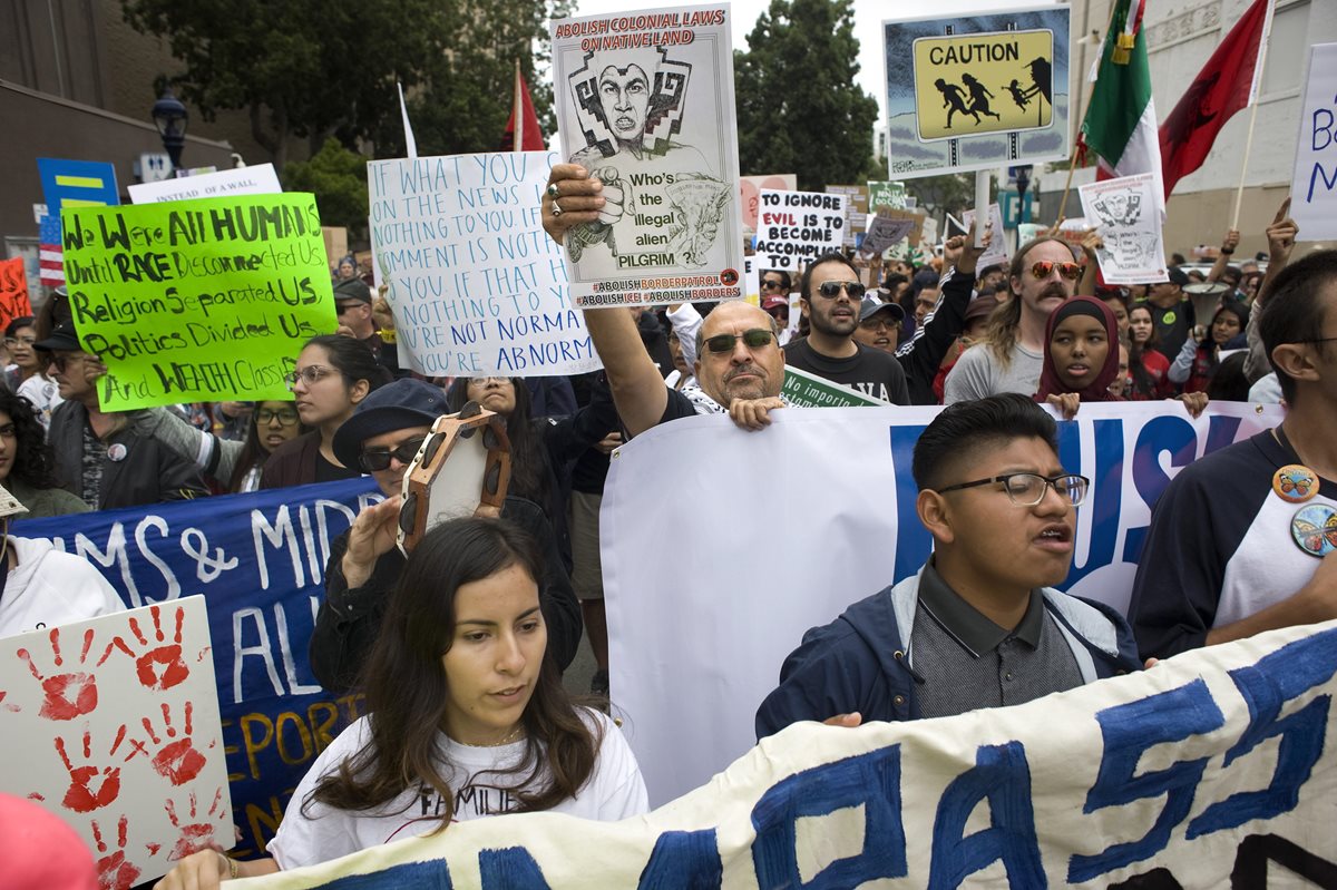Cientos de personas protestan el sábado en San Diego, California, en rechazo de las políticas migratorias de Donald Trump. (Foto Prensa Libre: EFE)