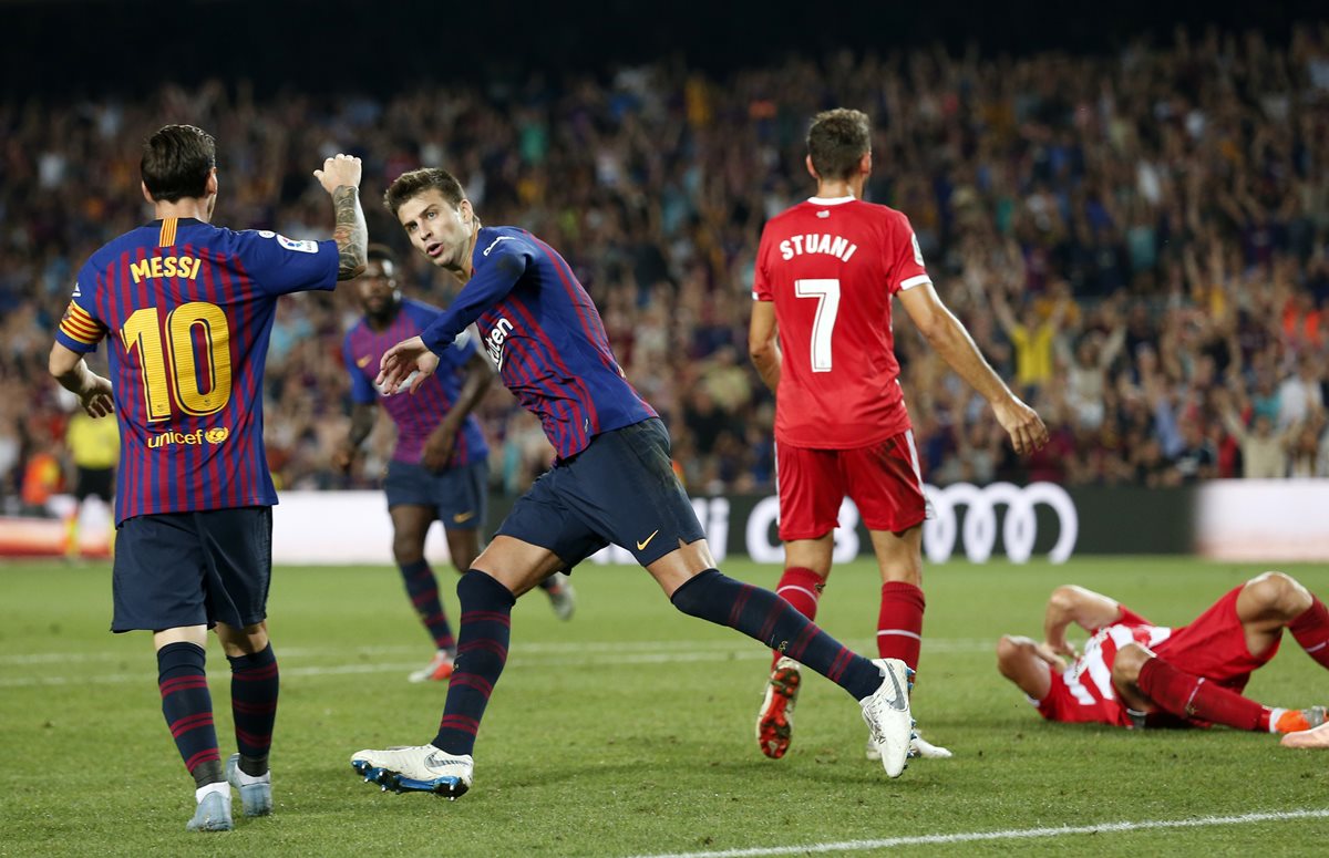 Gerard Piqué celebra después de anotar el gol del empate para el Barcelona. (Foto Prensa Libre: AFP)