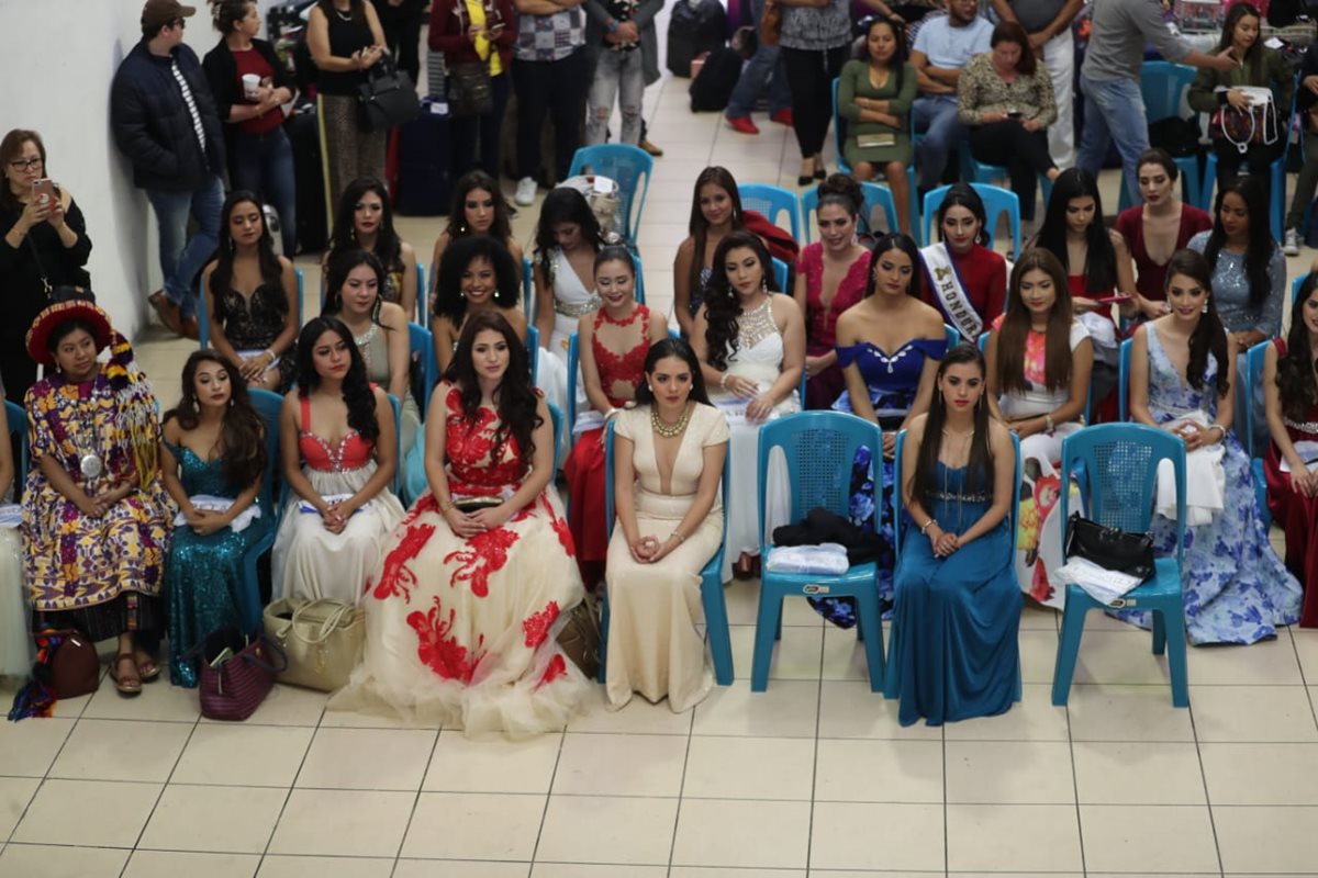 Las reinas nacionales e internacionales tuvieron una recepción de bienvenida en la sede de Fraternidad Quetzalteca en la capital. (Foto Prensa Libre: Érick Ávila)