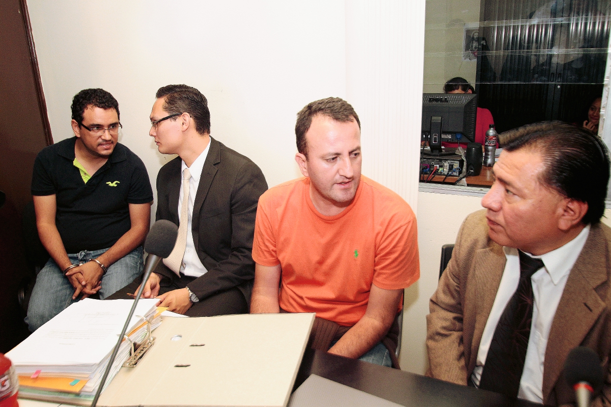 Eduardo Jerez, de anaranjado, y Jorge Anderson, izquierda, conversan con sus abogados durante la audiencia. (Foto Prensa Libre: Erick Avila)