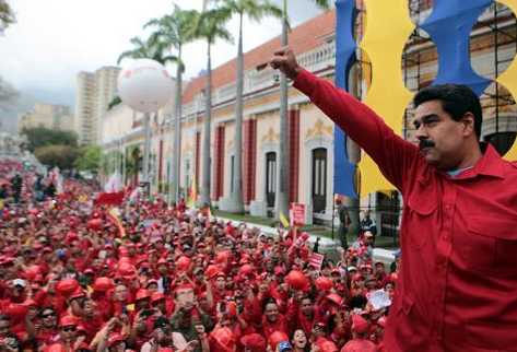 El mandatario Nicolás Maduro ante sus seguidores en Caracas. (Foto Prensa Libre/AFP)