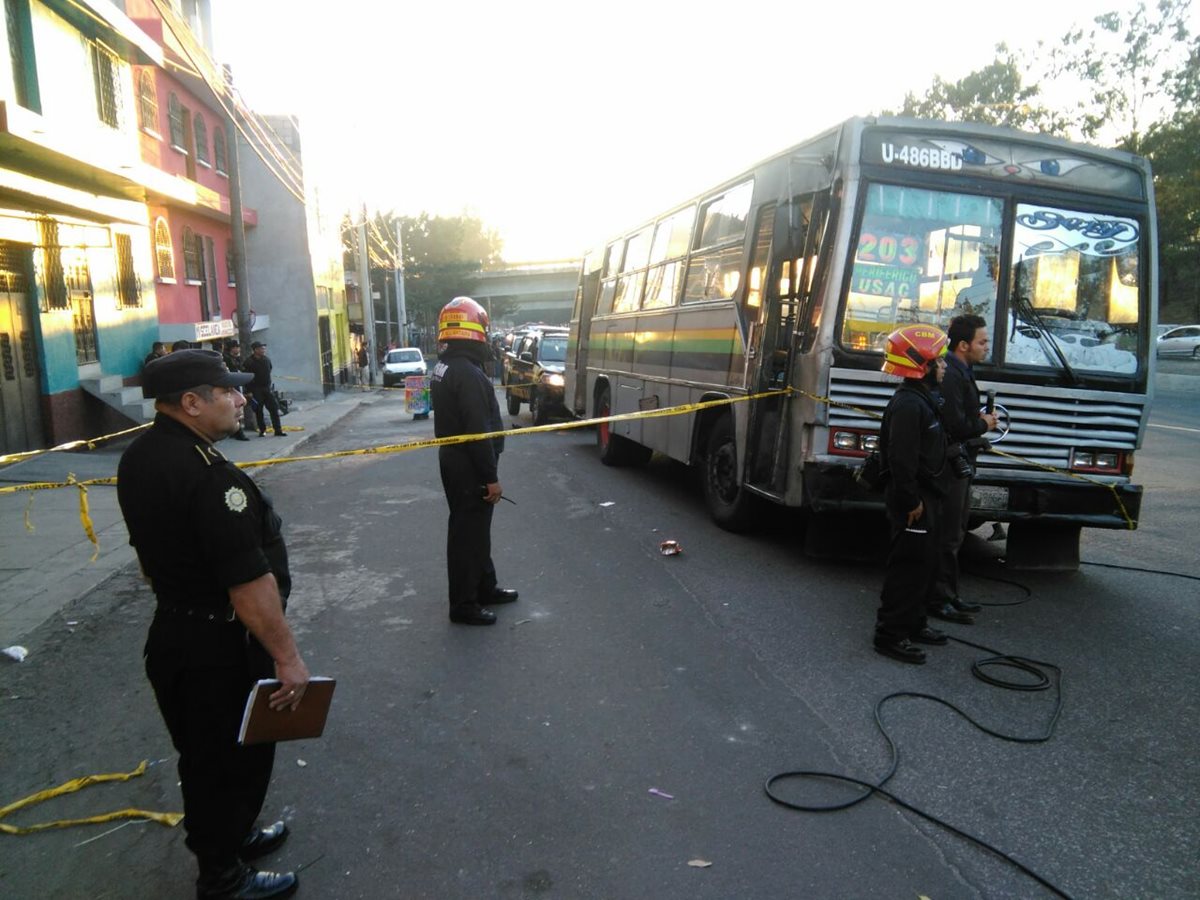 Piloto y ayudante de bus quedan ilesos en ataque armado en la zona 7. (Foto Prensa Libre: Estuardo Paredes)
