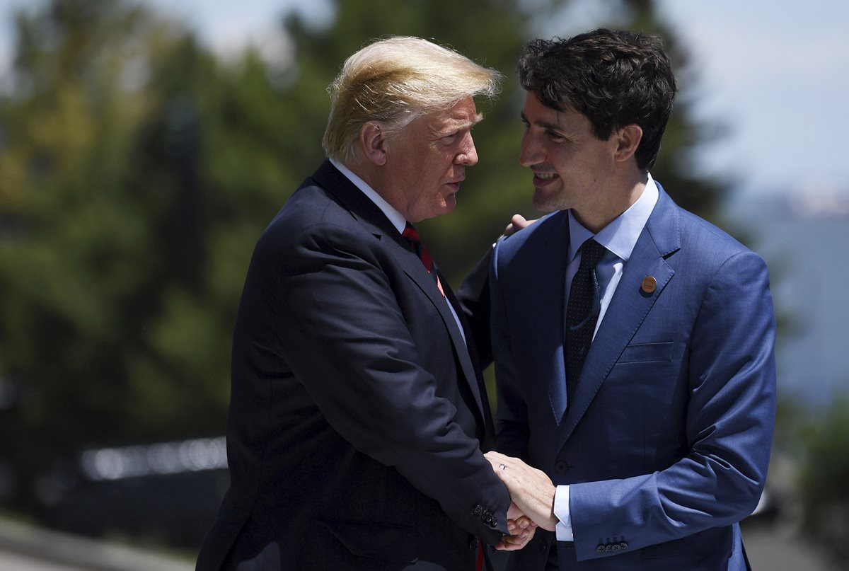El presidente de Estados Unidos, Donald Trump se reunió en varias oportunidades con el primer ministro de Canadá Justin Trudeau para discutir acerca del TLCAN. El 30 de septiembre se llegó a un acuerdo para reemplazarlo con el Acuerdo Estados Unidos-México-Canadá. (Foto, Prensa Libre: Efe).