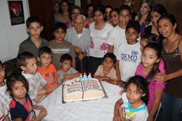 Ezequiel ortiz  Trujillo, al centro.