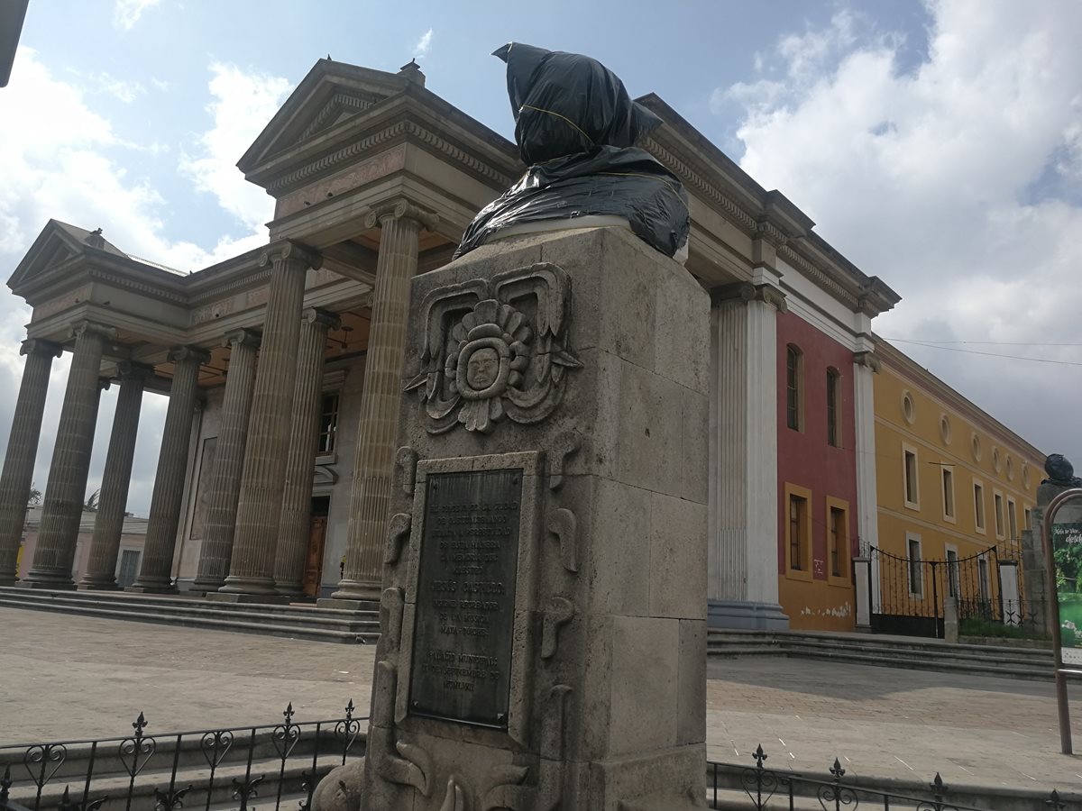 Bustos y monumentos frente al Teatro Municipal fueron cubiertos con bolsas negras y cintas amarillas. (Foto Prensa Libre: Fred Rivera)