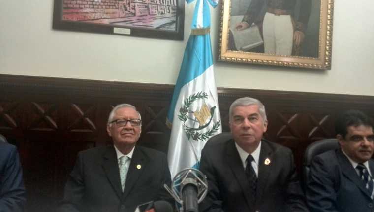 El Presidente Alejandro Maldonado Aguirre en reunión con el Presidente del Congreso, Luis Rabbé, donde anunció el equipo de transición. (Foto Prensa Libre: Esbin García)