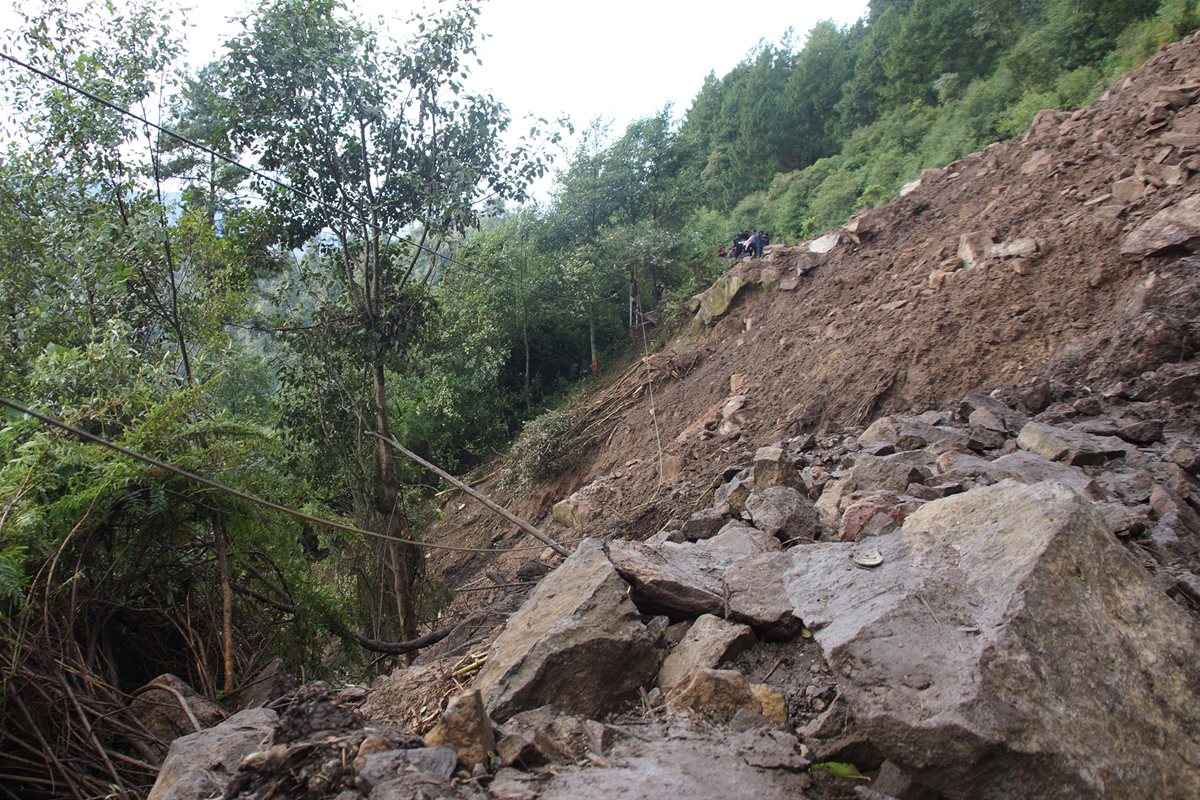 Autoridades analizan dinamitar las rocas grandes para abrir paso hacia el municipio. (Foto Prensa Libre: Whitmer Barrera)