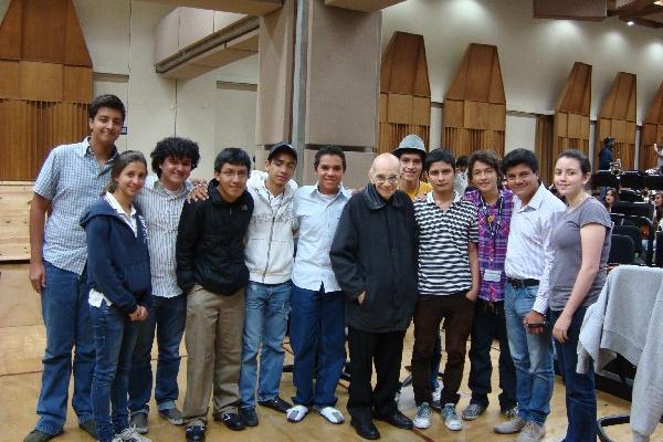 Delegación Nacional, junto con al maestro José Antonio Abreu, durante su visita a Venezuela, en septiembre último. (Foto Prensa Libre: Cortesía)