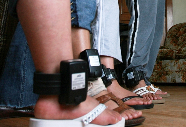Unos 500 brazaletes electrónicos podrían ser adquiridos para utilizarlos en reos que apliquen a la medida. (Foto Prensa Libre: Hemeroteca PL)