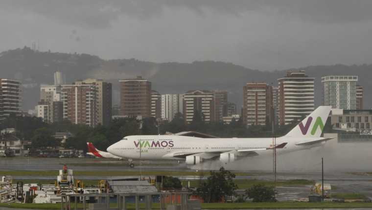 El Aeropuerto Internacional La Aurora recibió el primer vuelo de la aerolínea española Wamos Air. (Foto Prensa Libre: Paulo Raquec)